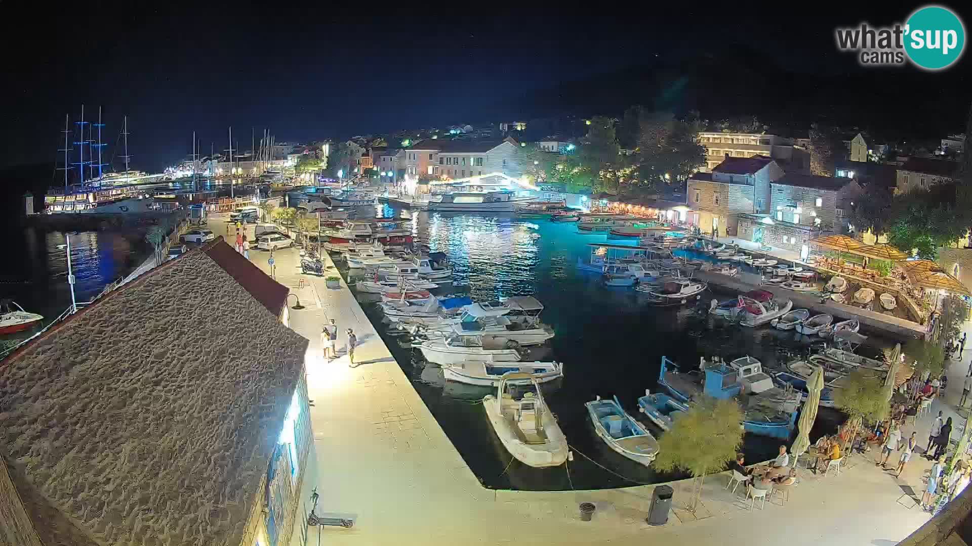 Web kamera Bol Riva – Pogled uživo na luku i marinu