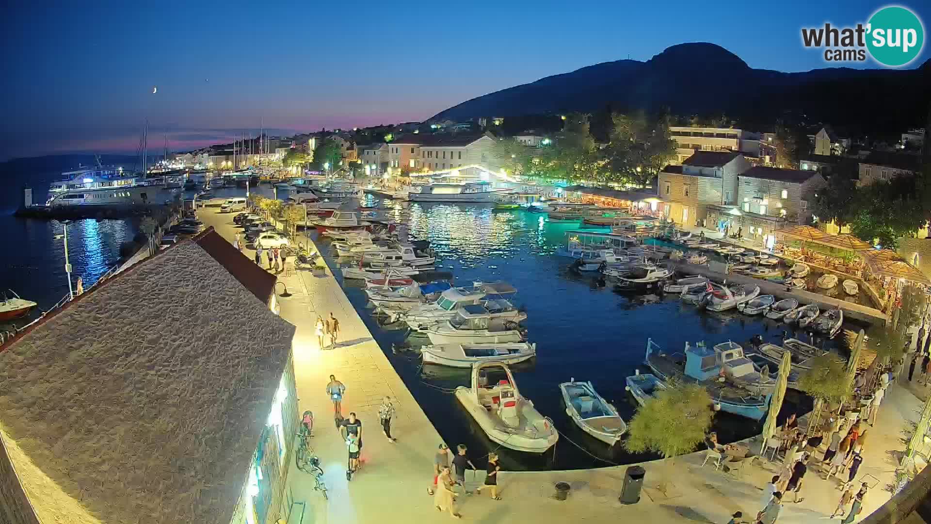 Spletna kamera Bol pristanišče – Pogled v živo na Rivo in marino