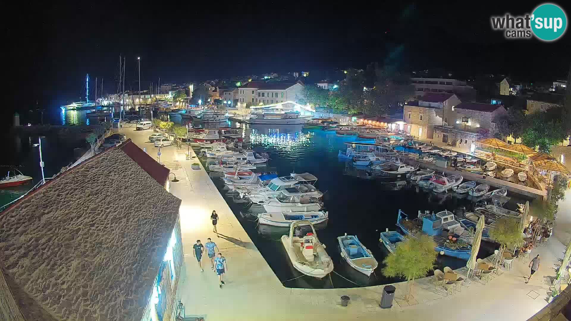 Spletna kamera Bol pristanišče – Pogled v živo na Rivo in marino