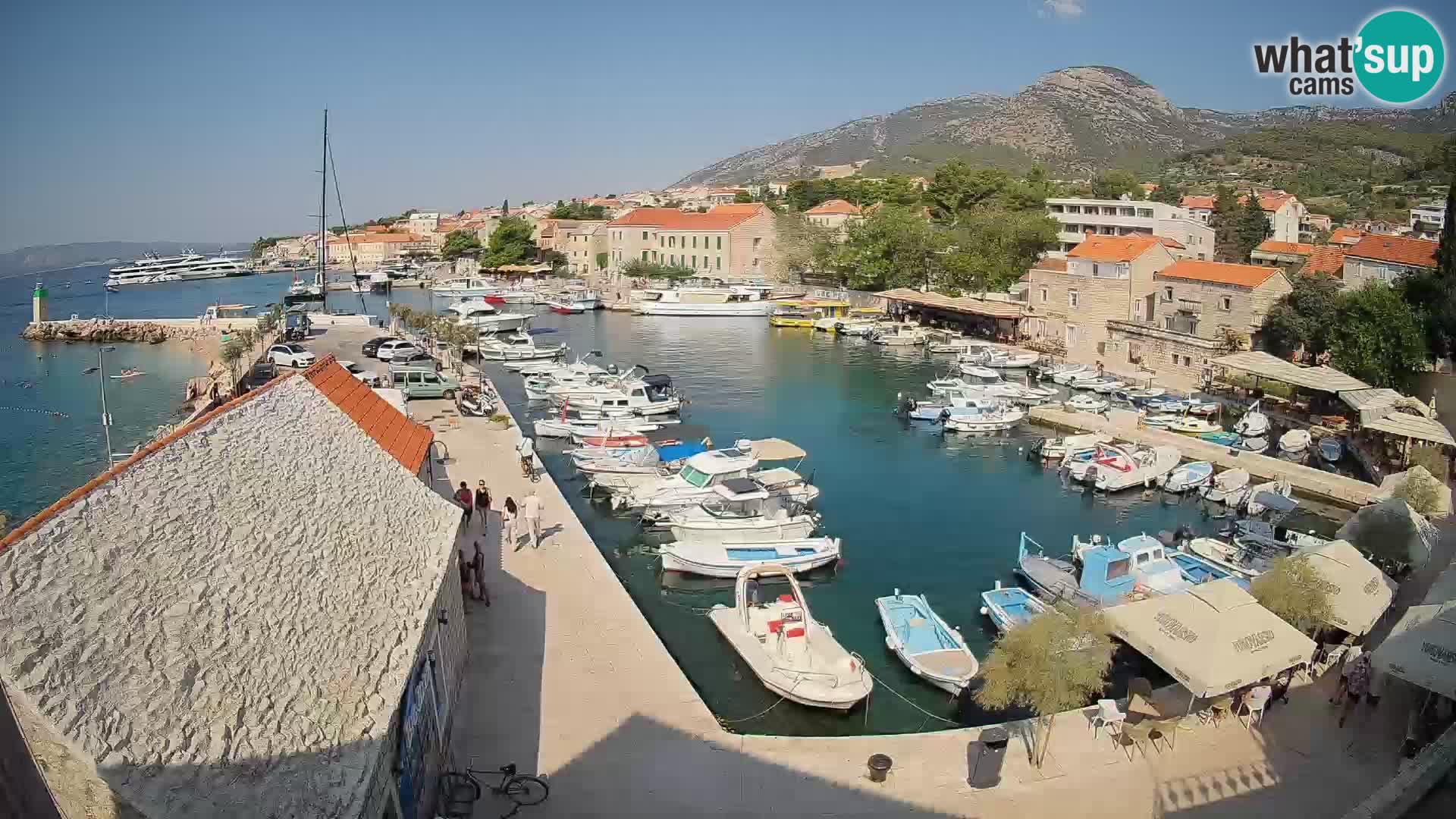 Web kamera Bol Riva – Pogled uživo na luku i marinu