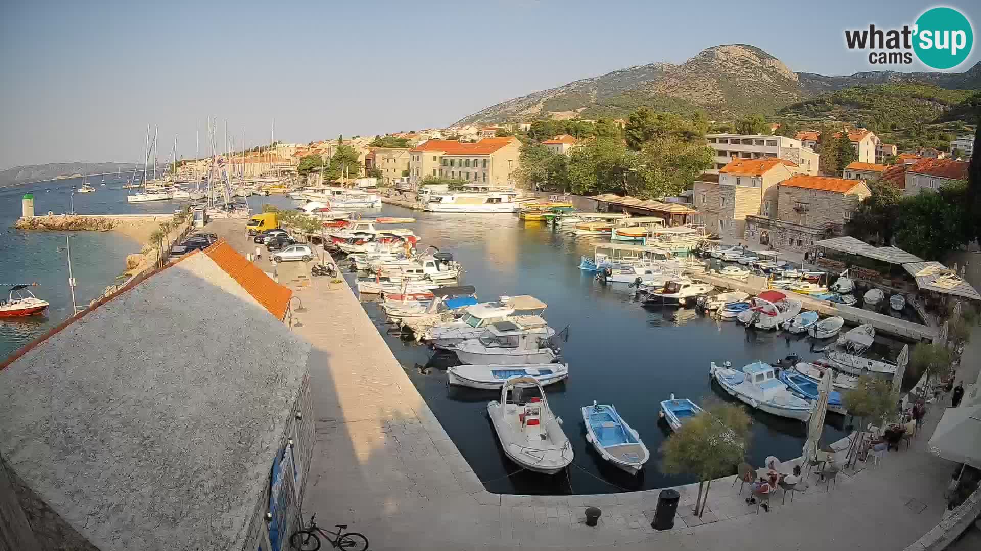 Spletna kamera Bol pristanišče – Pogled v živo na Rivo in marino