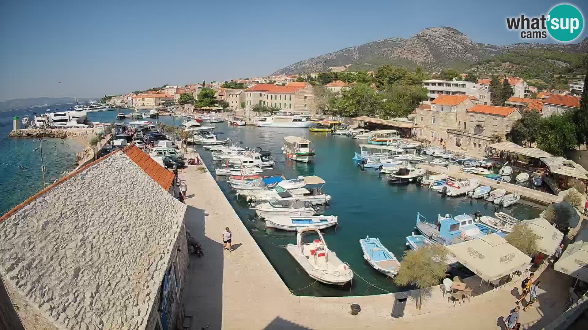 Spletna kamera Bol pristanišče – Pogled v živo na Rivo in marino