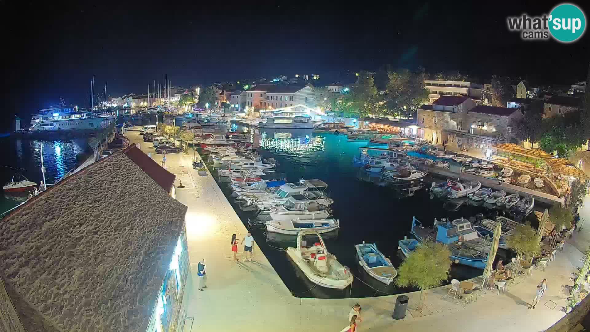 Spletna kamera Bol pristanišče – Pogled v živo na Rivo in marino