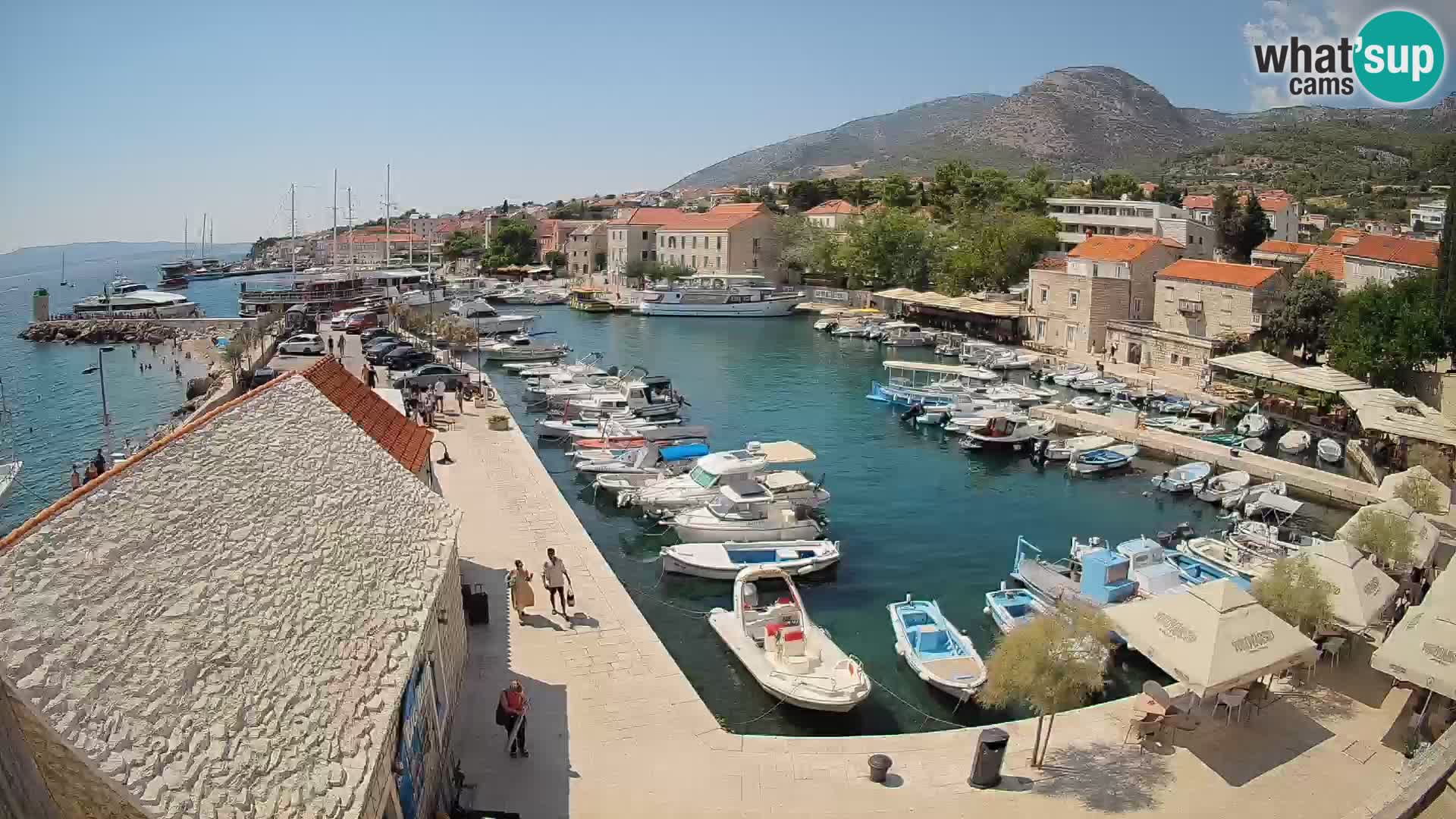 Web kamera Bol Riva – Pogled uživo na luku i marinu