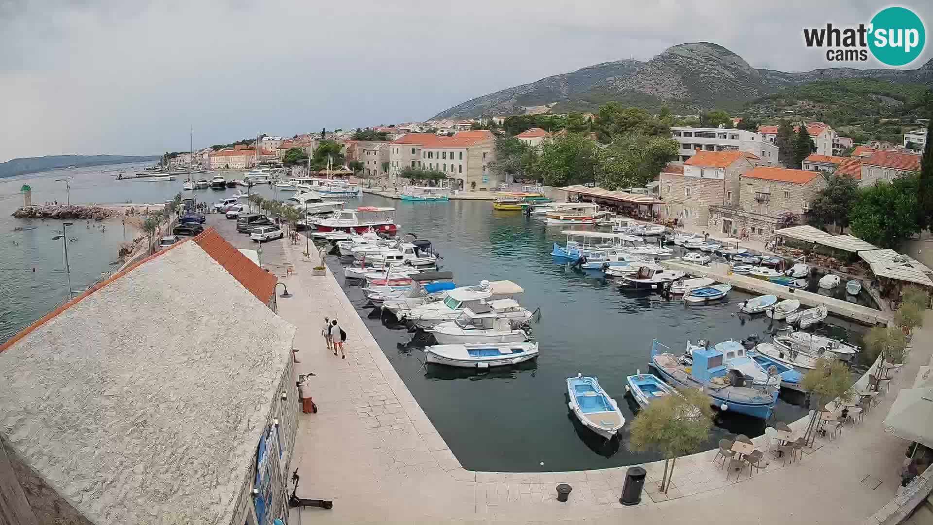 Spletna kamera Bol pristanišče – Pogled v živo na Rivo in marino