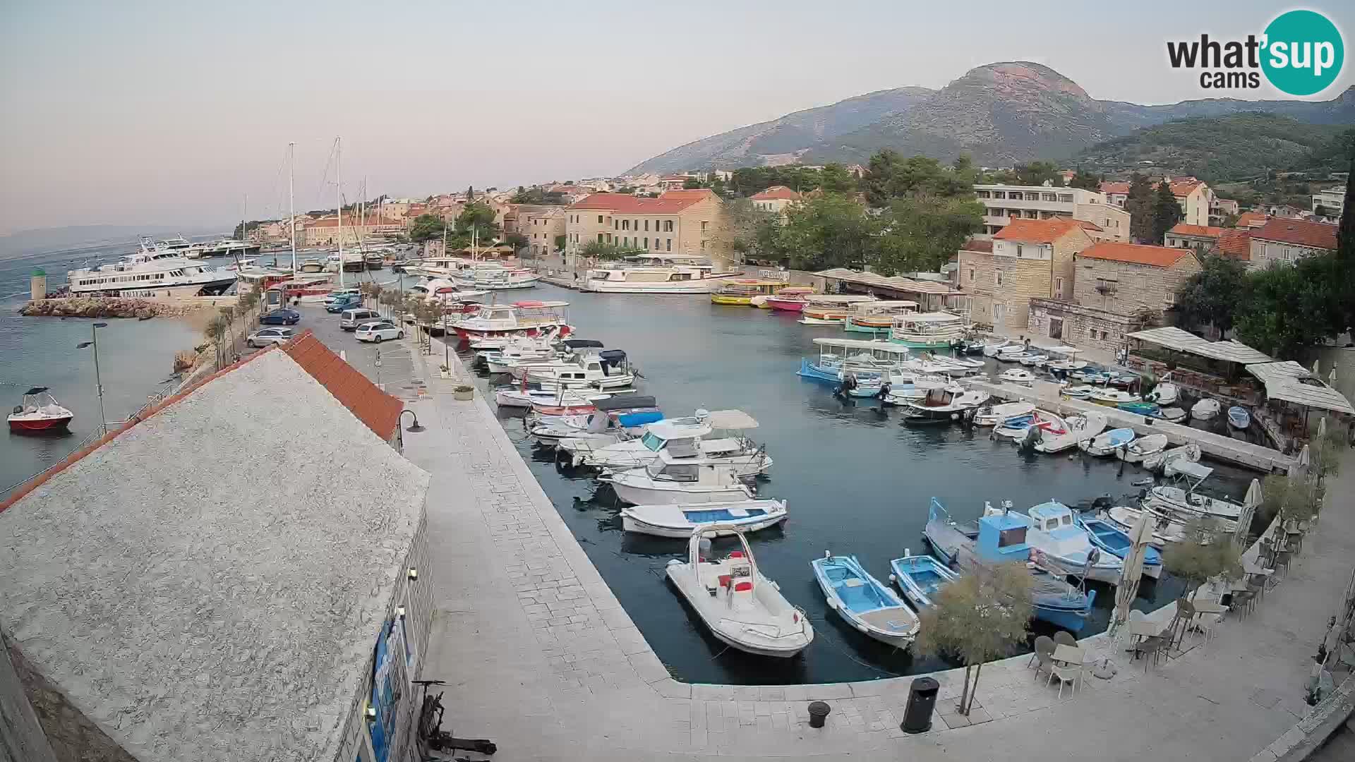 Spletna kamera Bol pristanišče – Pogled v živo na Rivo in marino