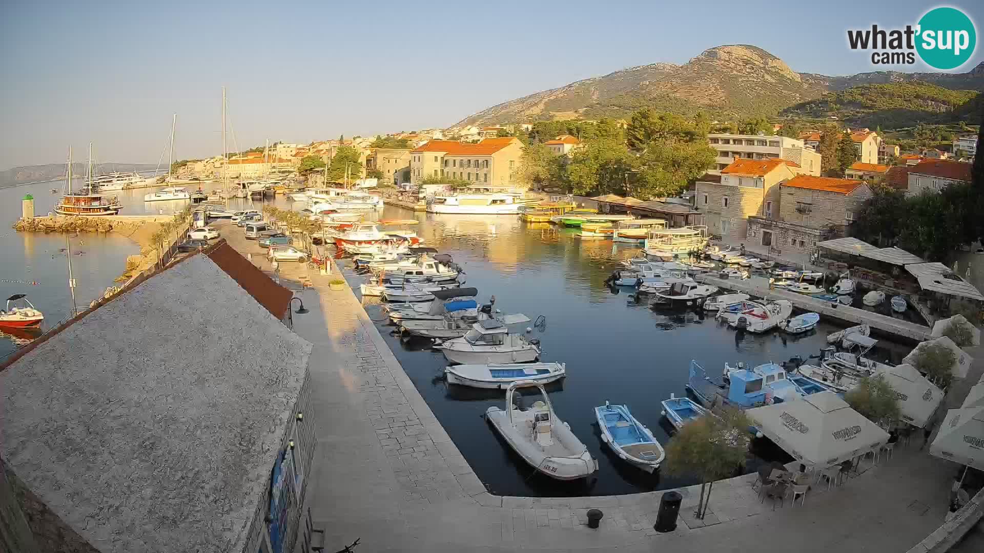 Spletna kamera Bol pristanišče – Pogled v živo na Rivo in marino