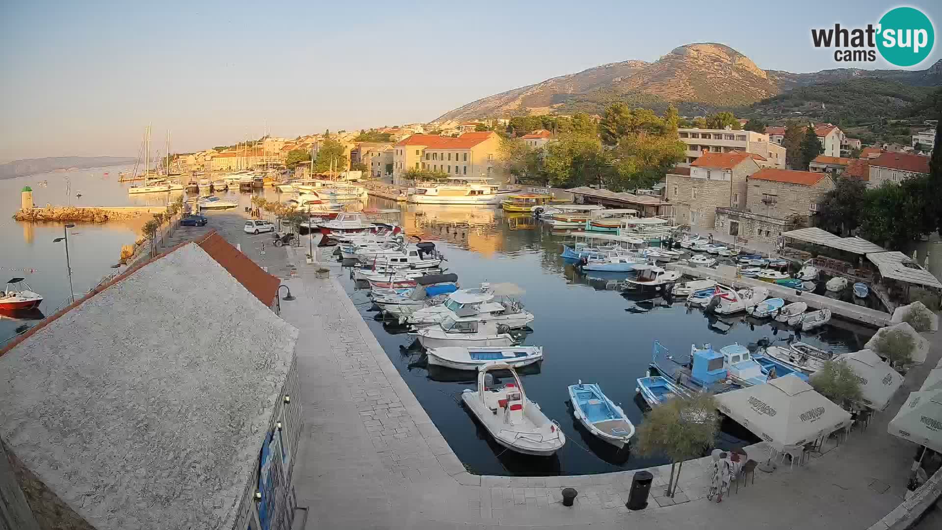 Spletna kamera Bol pristanišče – Pogled v živo na Rivo in marino