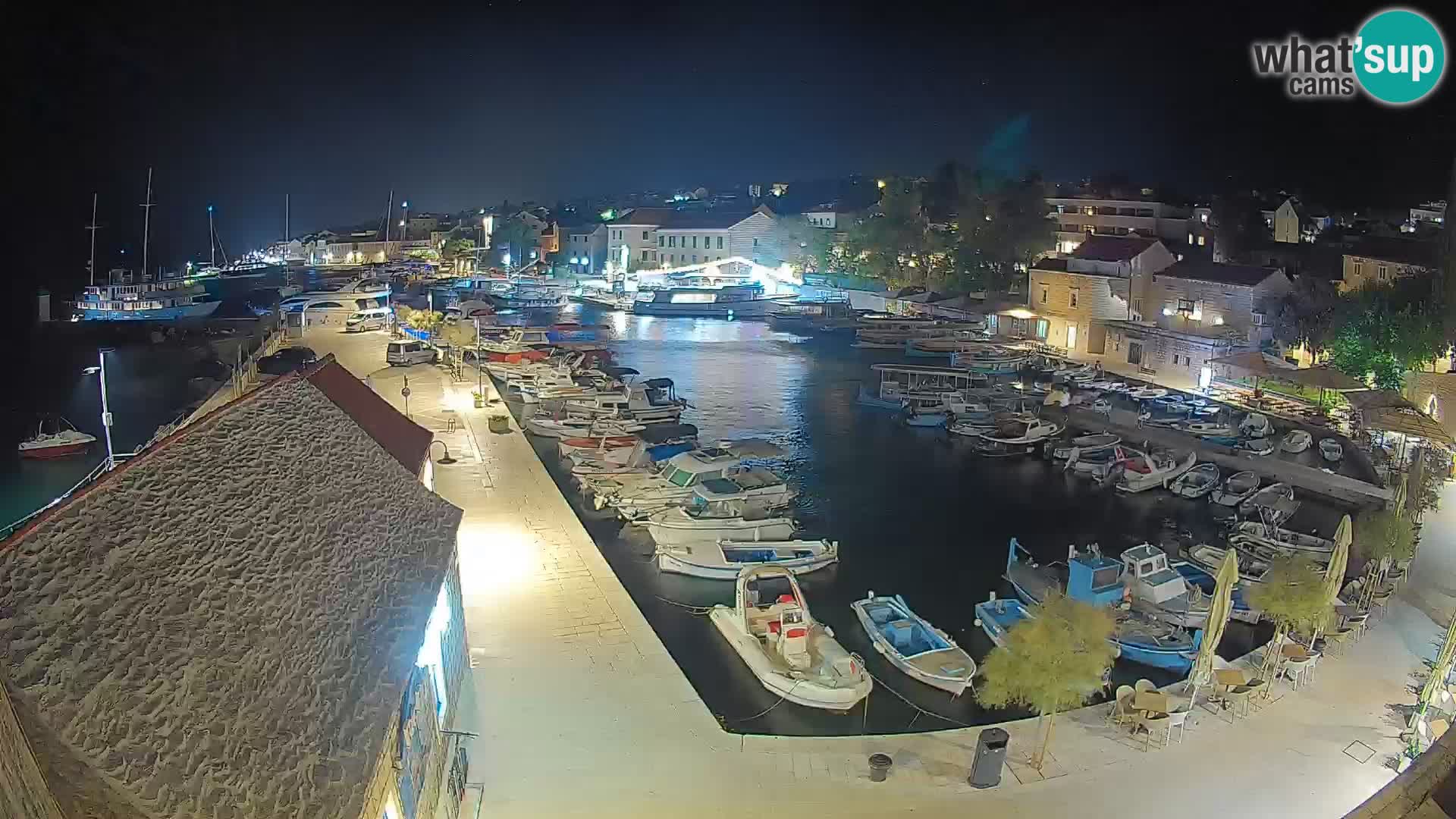 Web kamera Bol Riva – Pogled uživo na luku i marinu
