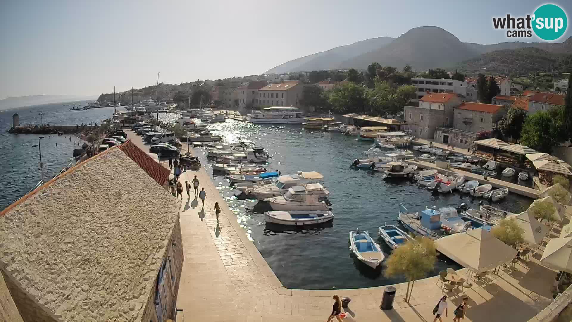 Web kamera Bol Riva – Pogled uživo na luku i marinu