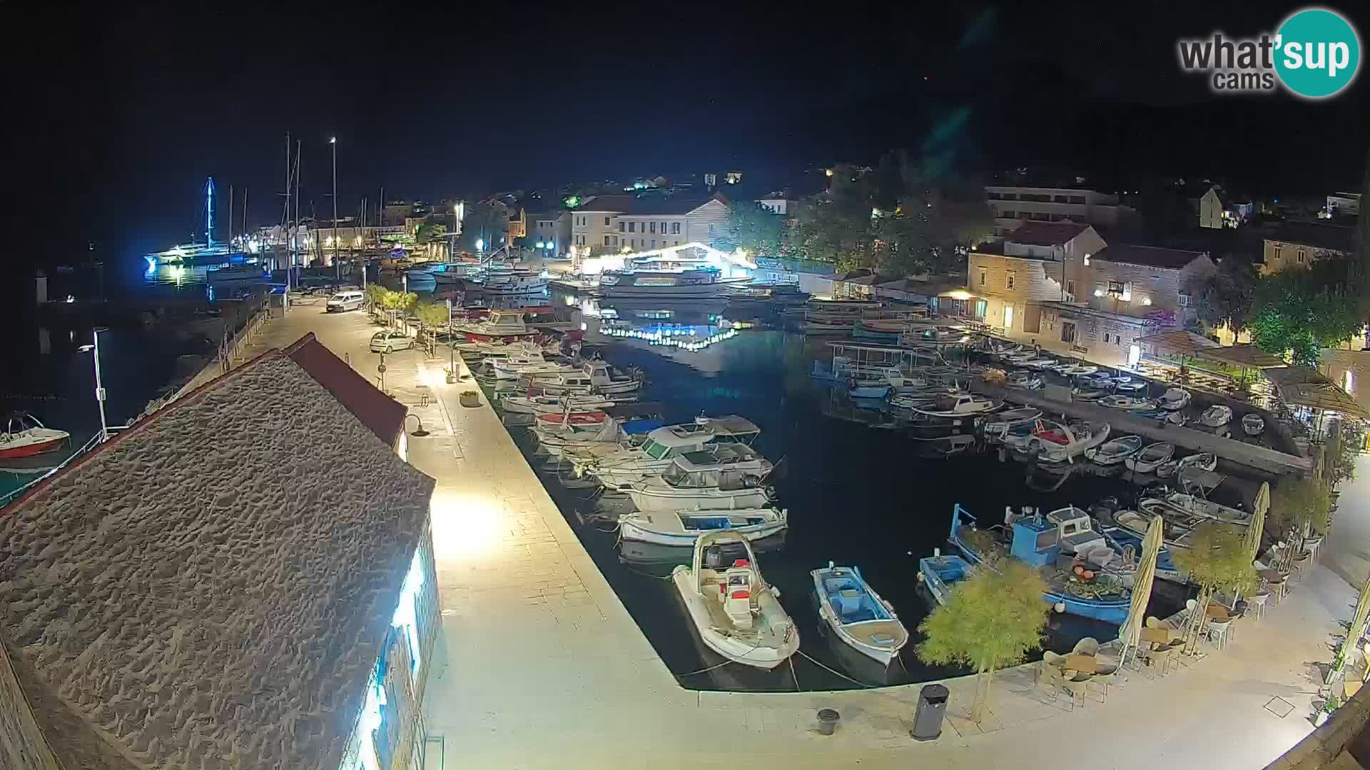 Spletna kamera Bol pristanišče – Pogled v živo na Rivo in marino