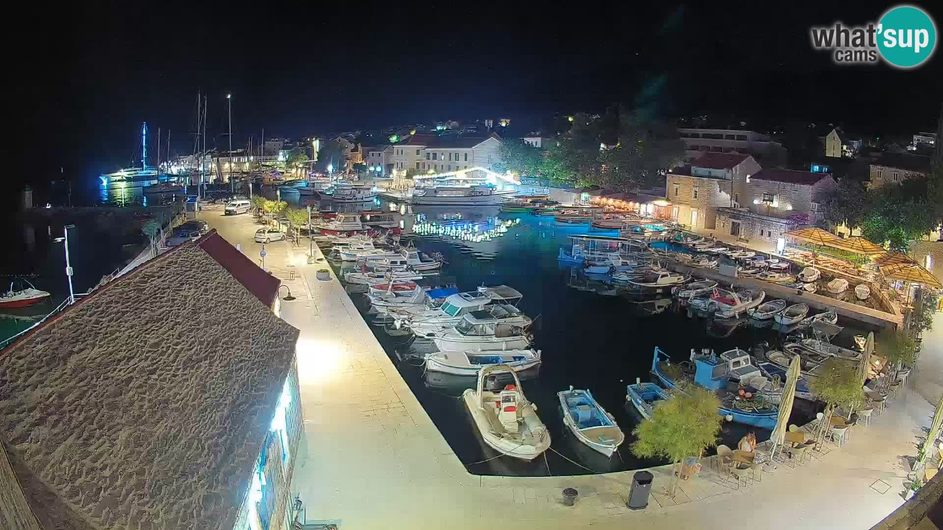 Spletna kamera Bol pristanišče – Pogled v živo na Rivo in marino