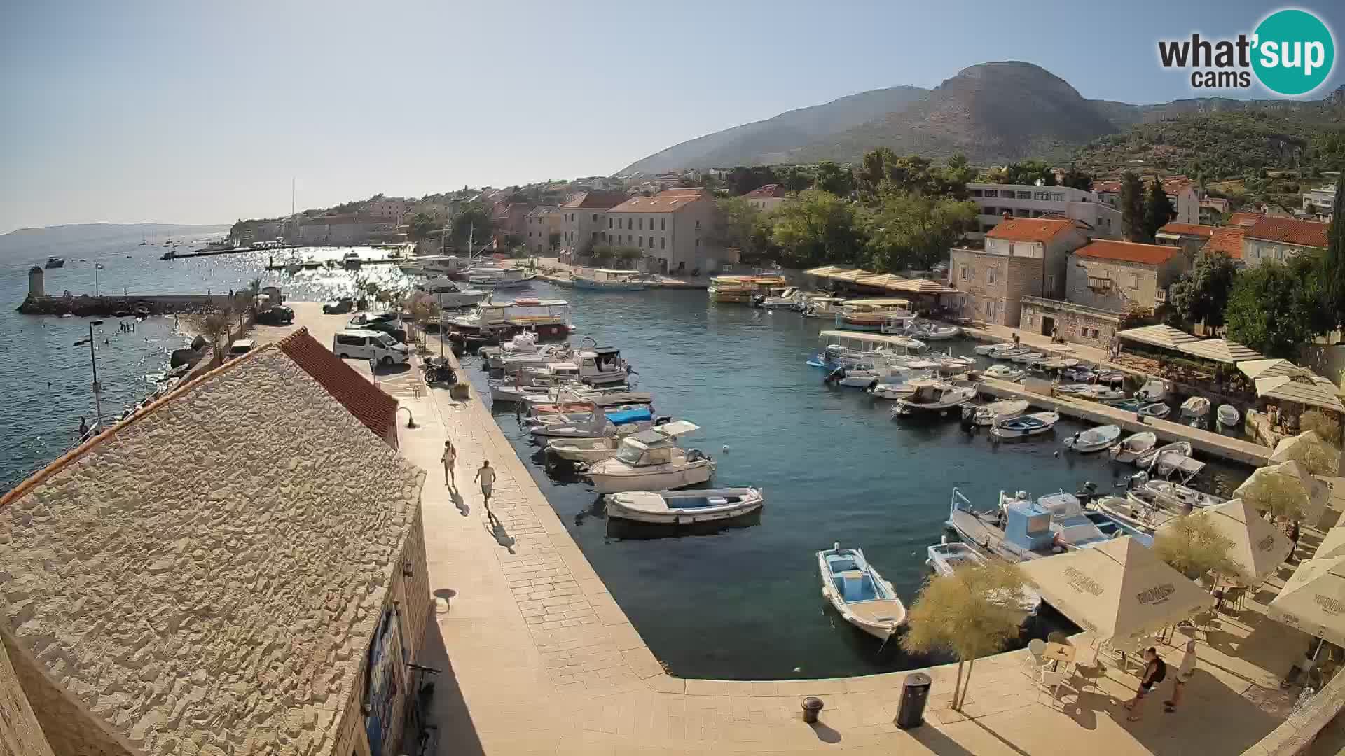 Web kamera Bol Riva – Pogled uživo na luku i marinu