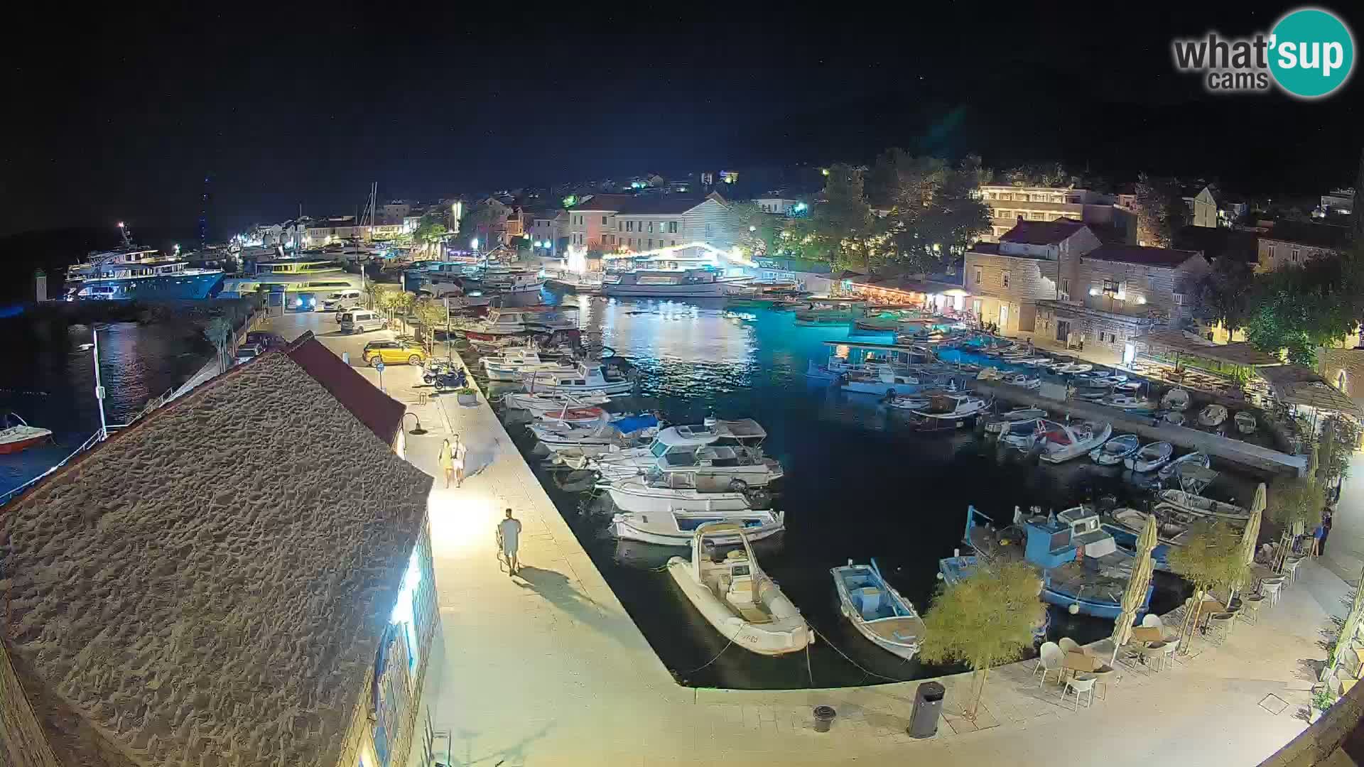 Spletna kamera Bol pristanišče – Pogled v živo na Rivo in marino