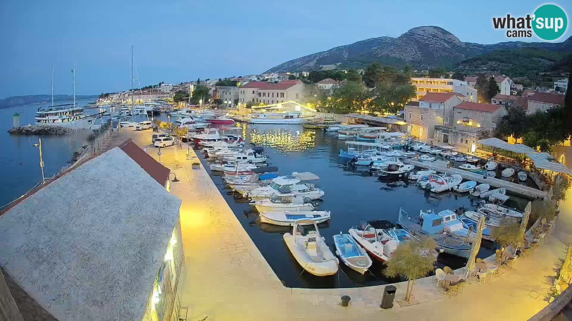 Web kamera Bol Riva – Pogled uživo na luku i marinu