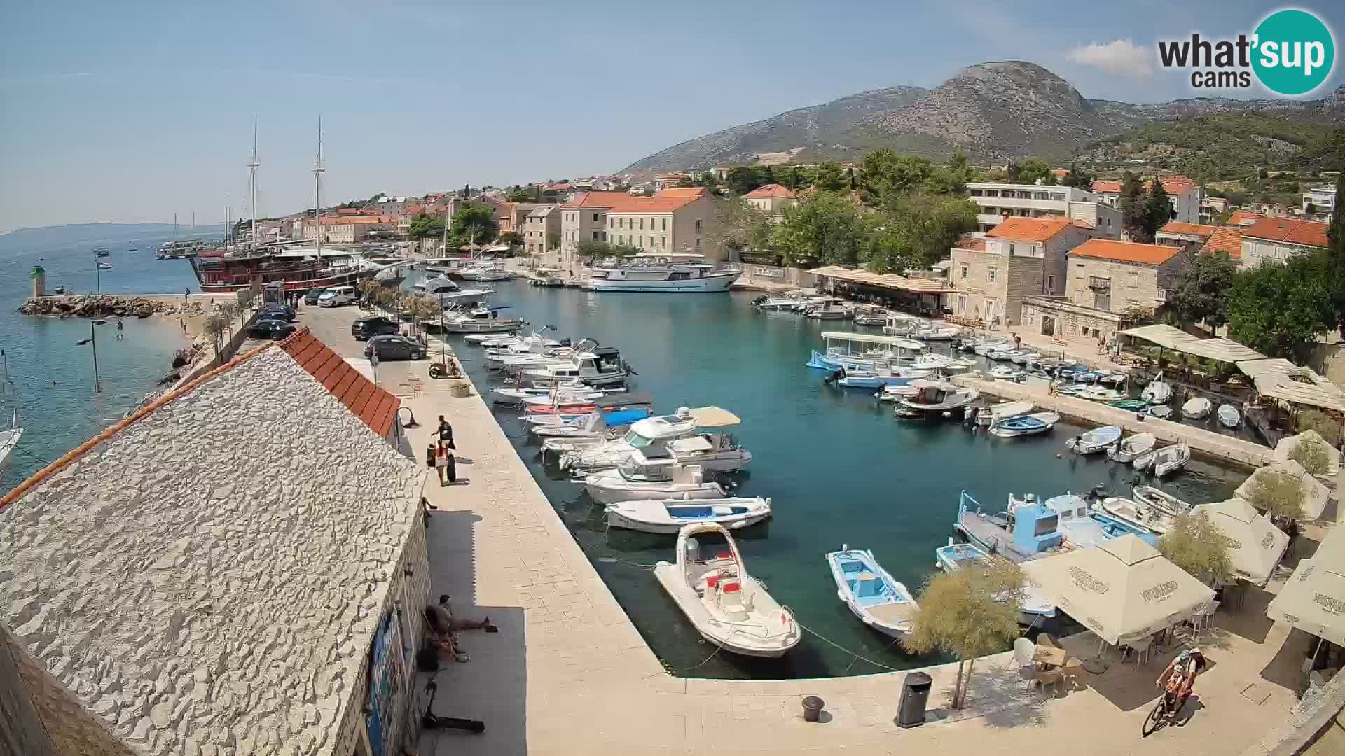 Spletna kamera Bol pristanišče – Pogled v živo na Rivo in marino
