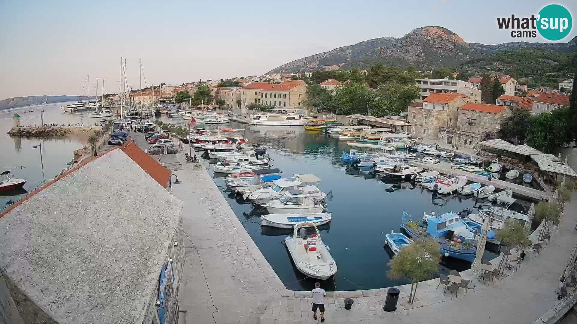 Web kamera Bol Riva – Pogled uživo na luku i marinu