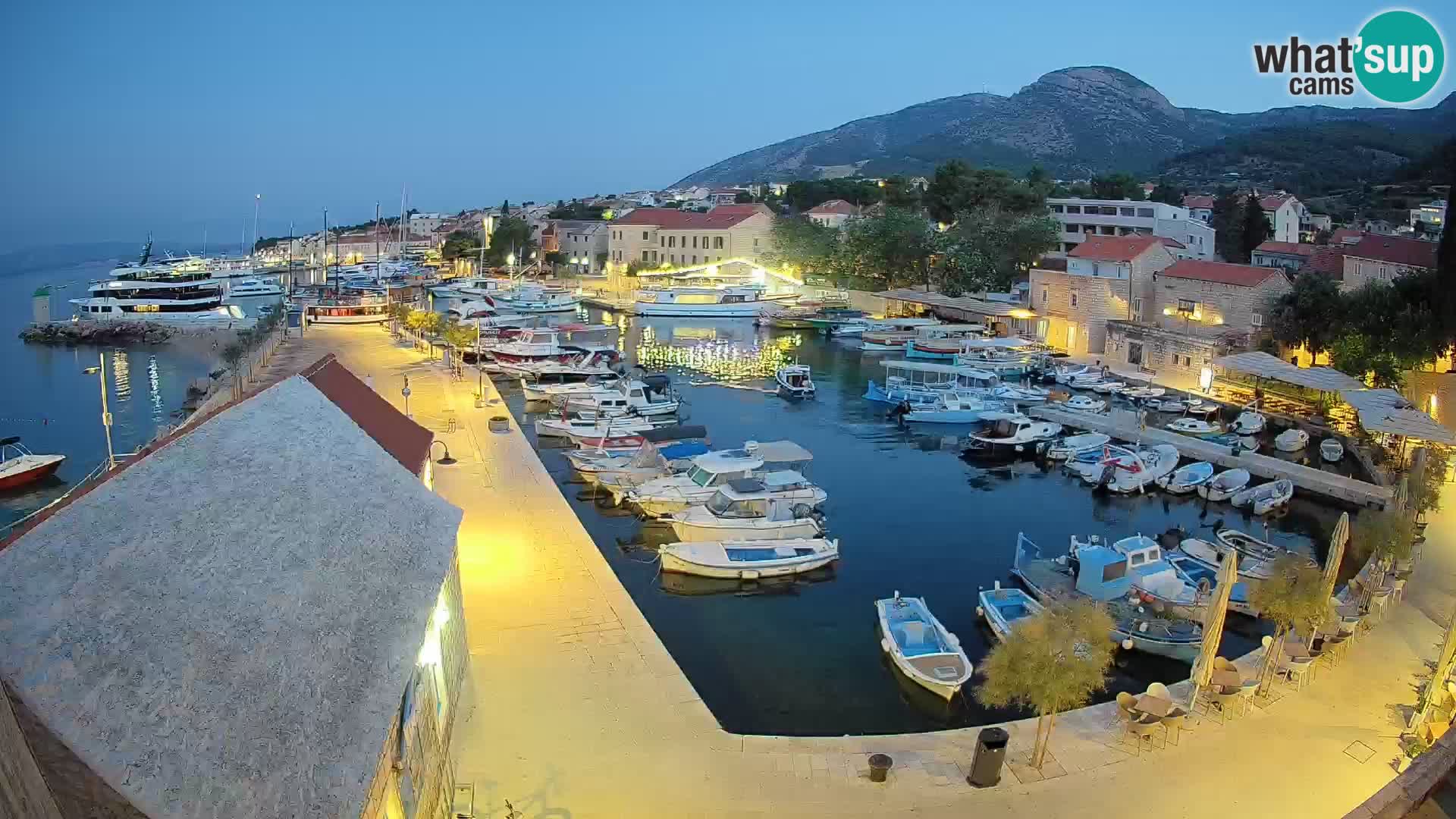 Web kamera Bol Riva – Pogled uživo na luku i marinu