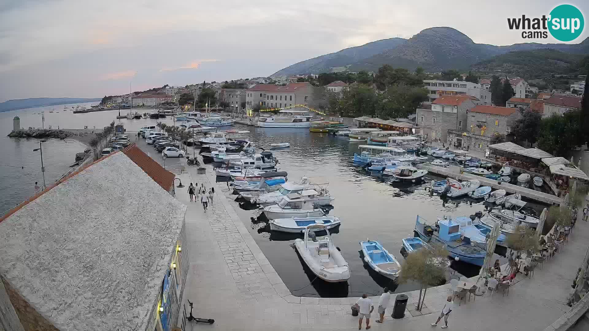 Web kamera Bol Riva – Pogled uživo na luku i marinu