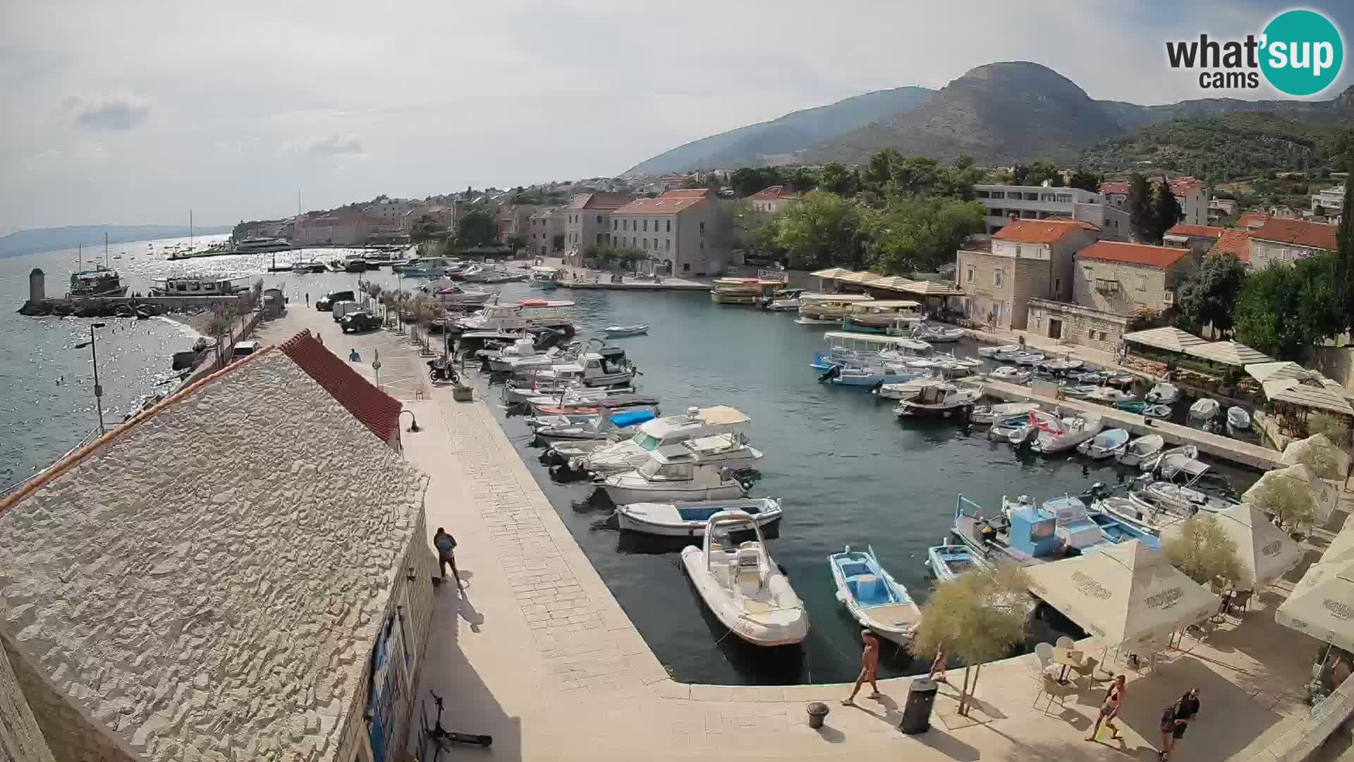 Web kamera Bol Riva – Pogled uživo na luku i marinu