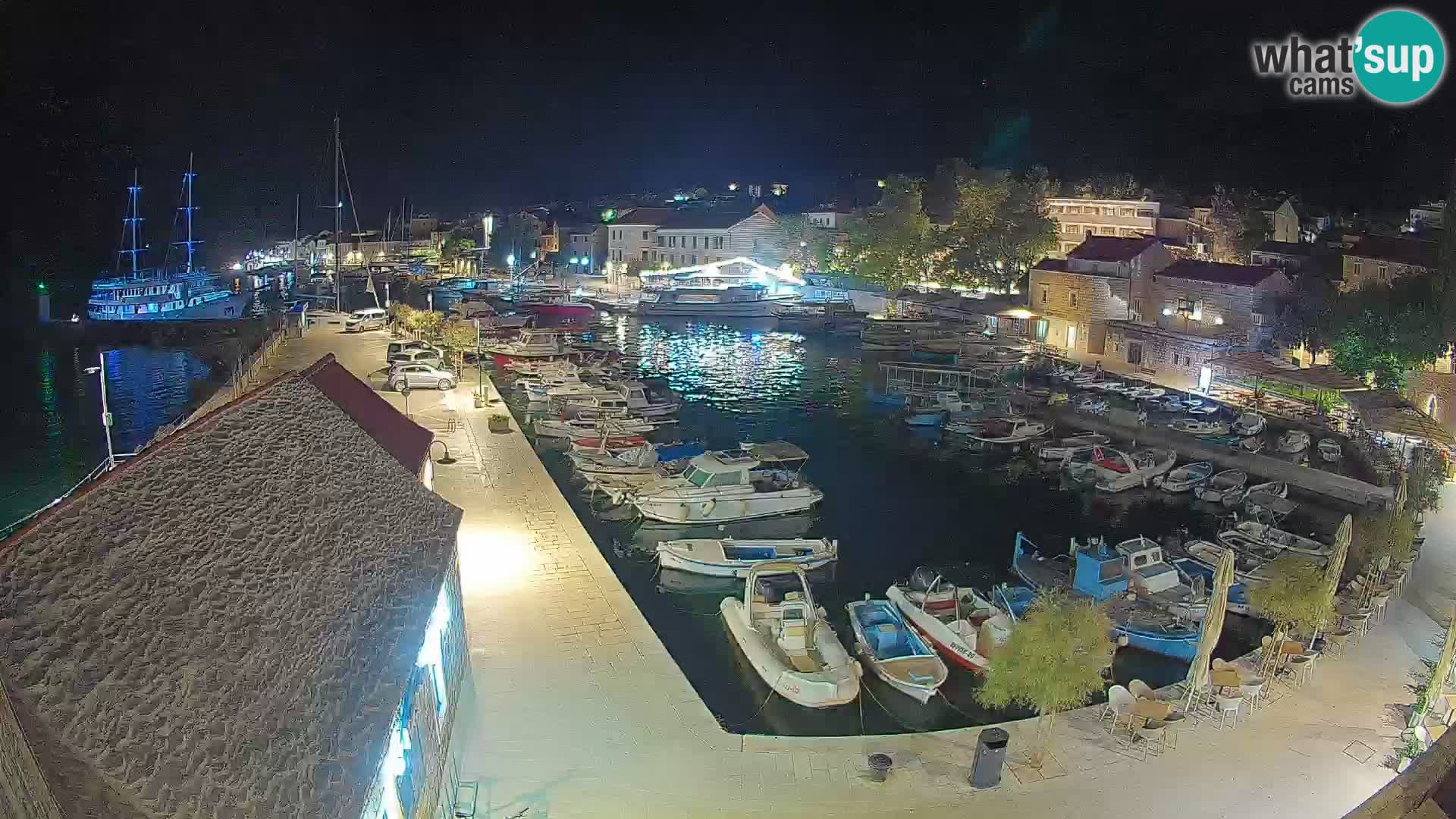 Web kamera Bol Riva – Pogled uživo na luku i marinu