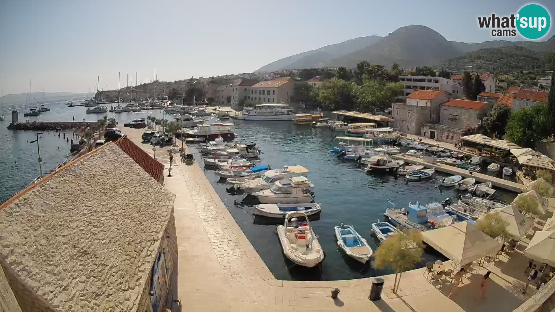 Web kamera Bol Riva – Pogled uživo na luku i marinu