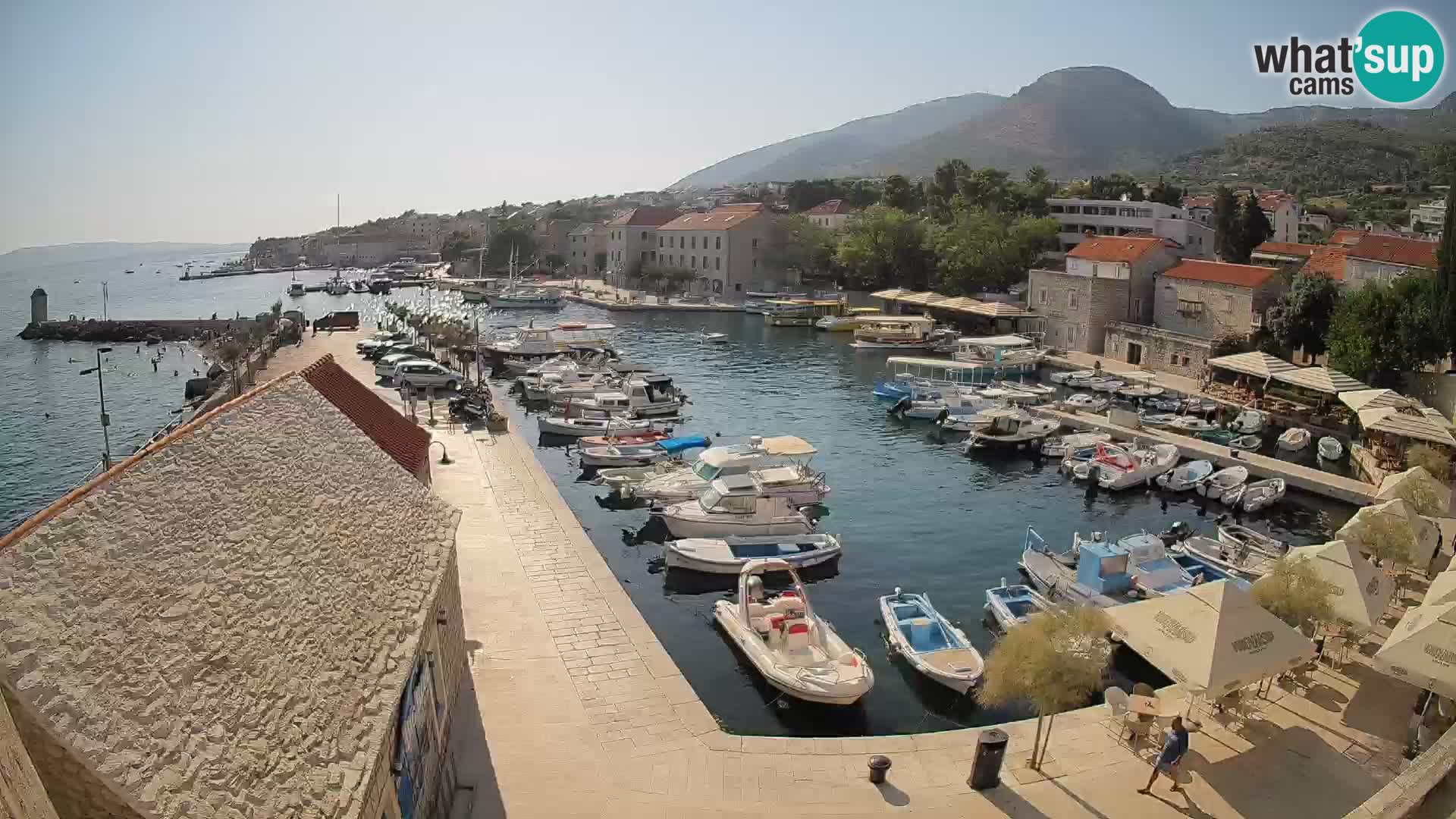 Spletna kamera Bol pristanišče – Pogled v živo na Rivo in marino