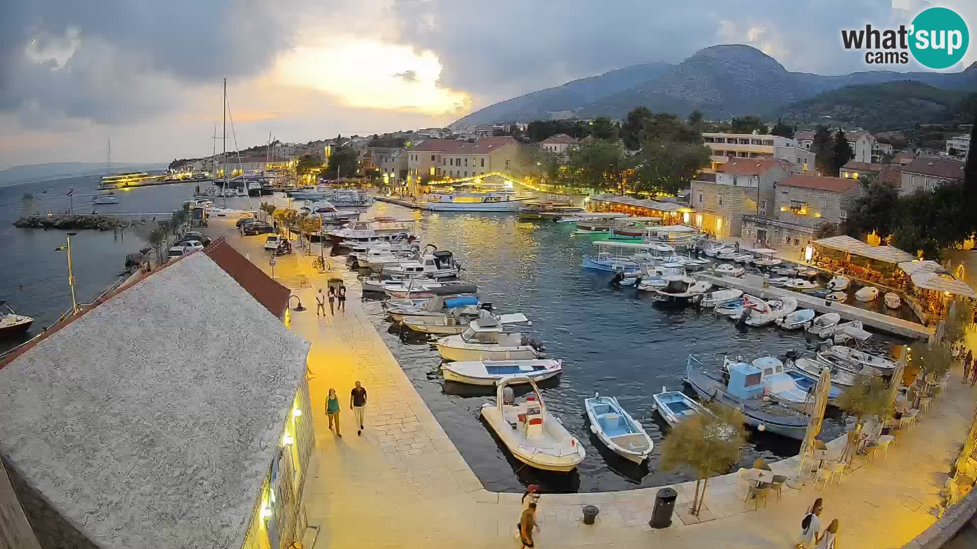 Webcam porto di Bol – Vista live sulla Riva e Marina