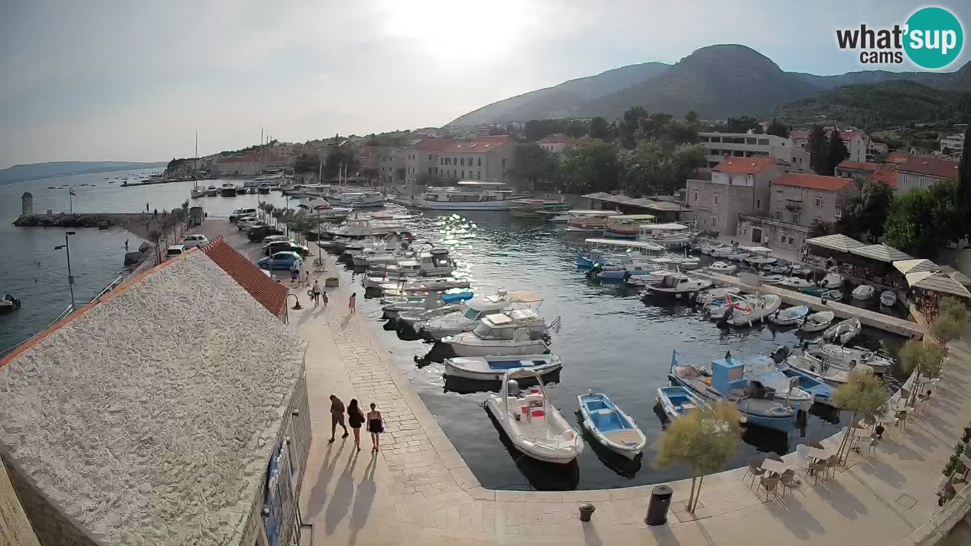 Web kamera Bol Riva – Pogled uživo na luku i marinu