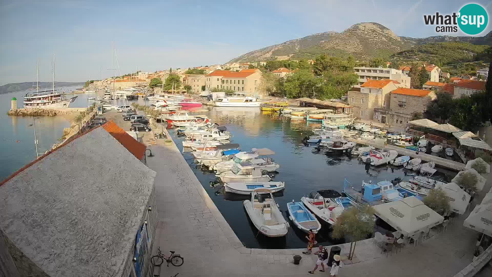 Spletna kamera Bol pristanišče – Pogled v živo na Rivo in marino