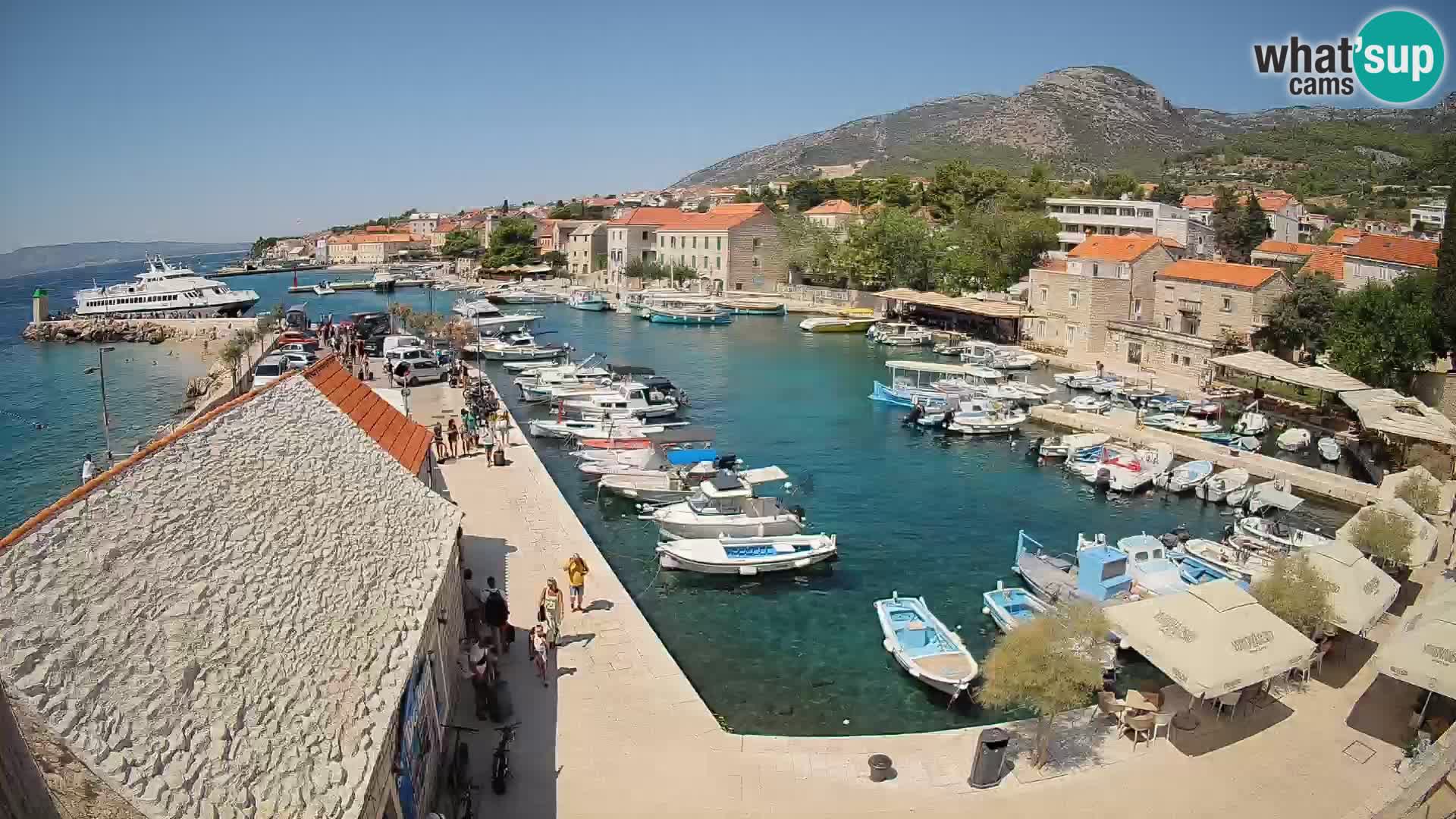 Web kamera Bol Riva – Pogled uživo na luku i marinu