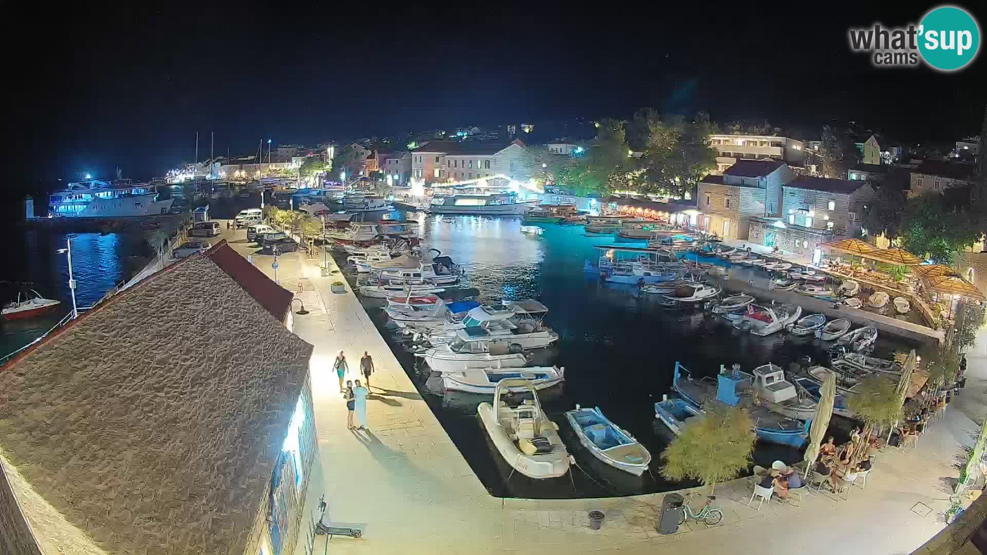Web kamera Bol Riva – Pogled uživo na luku i marinu