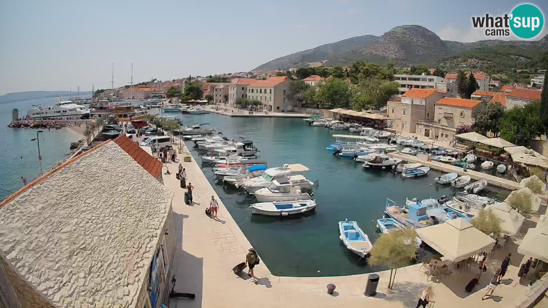 Spletna kamera Bol pristanišče – Pogled v živo na Rivo in marino