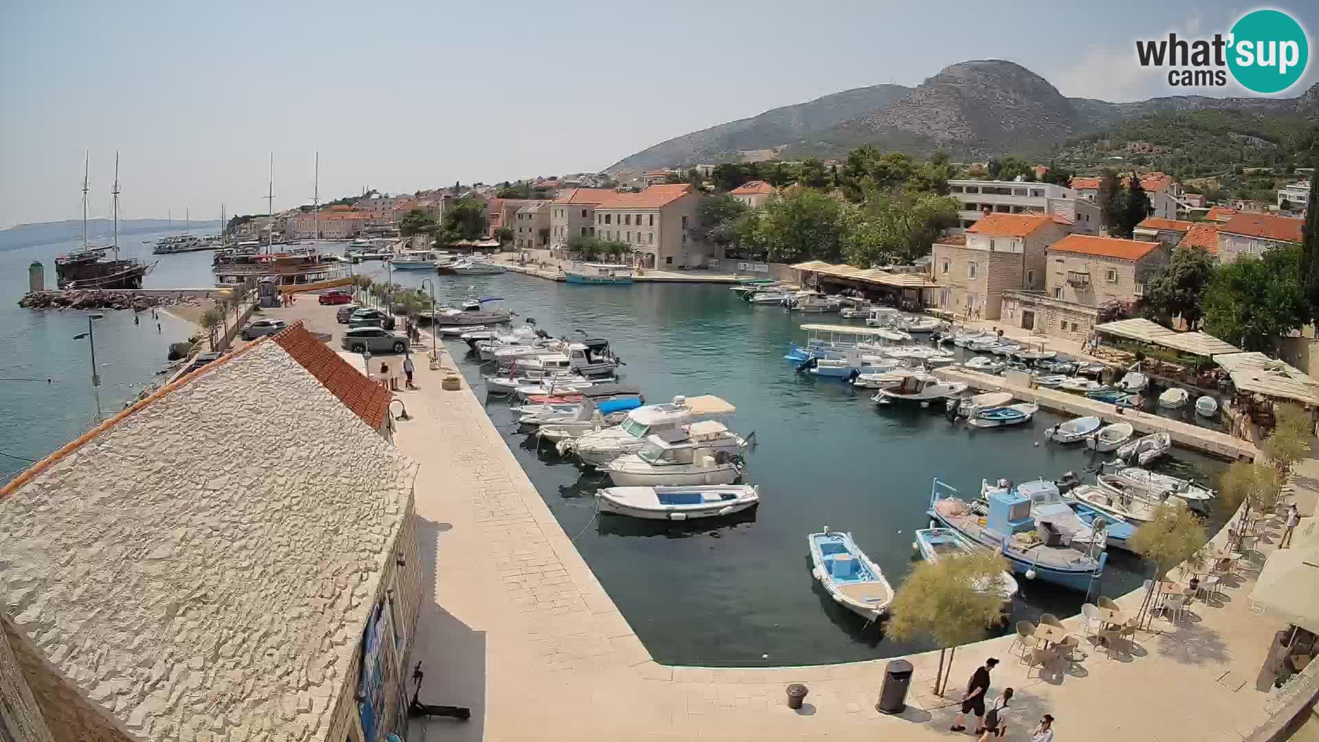 Spletna kamera Bol pristanišče – Pogled v živo na Rivo in marino