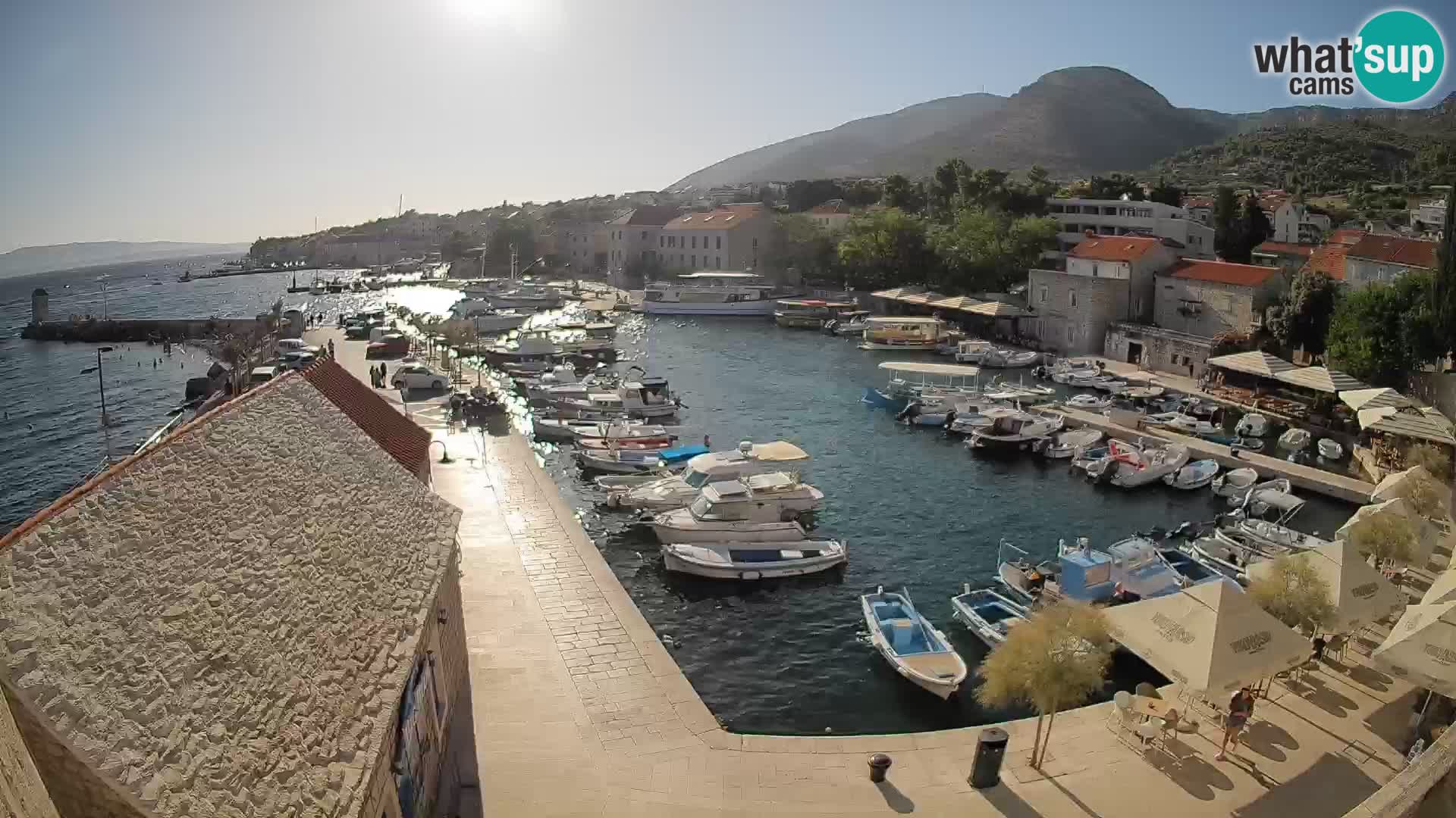 Web kamera Bol Riva – Pogled uživo na luku i marinu