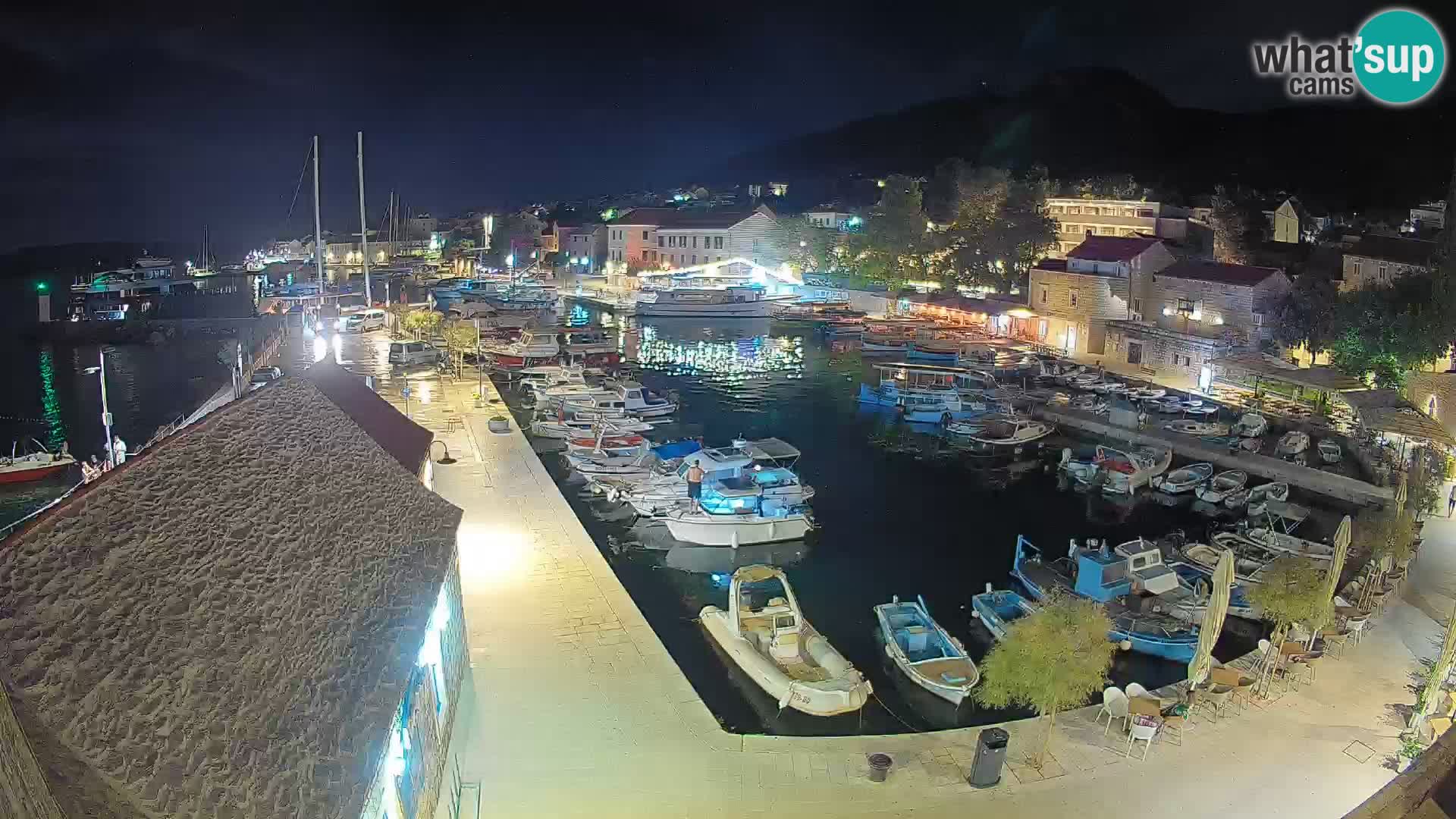 Web kamera Bol Riva – Pogled uživo na luku i marinu