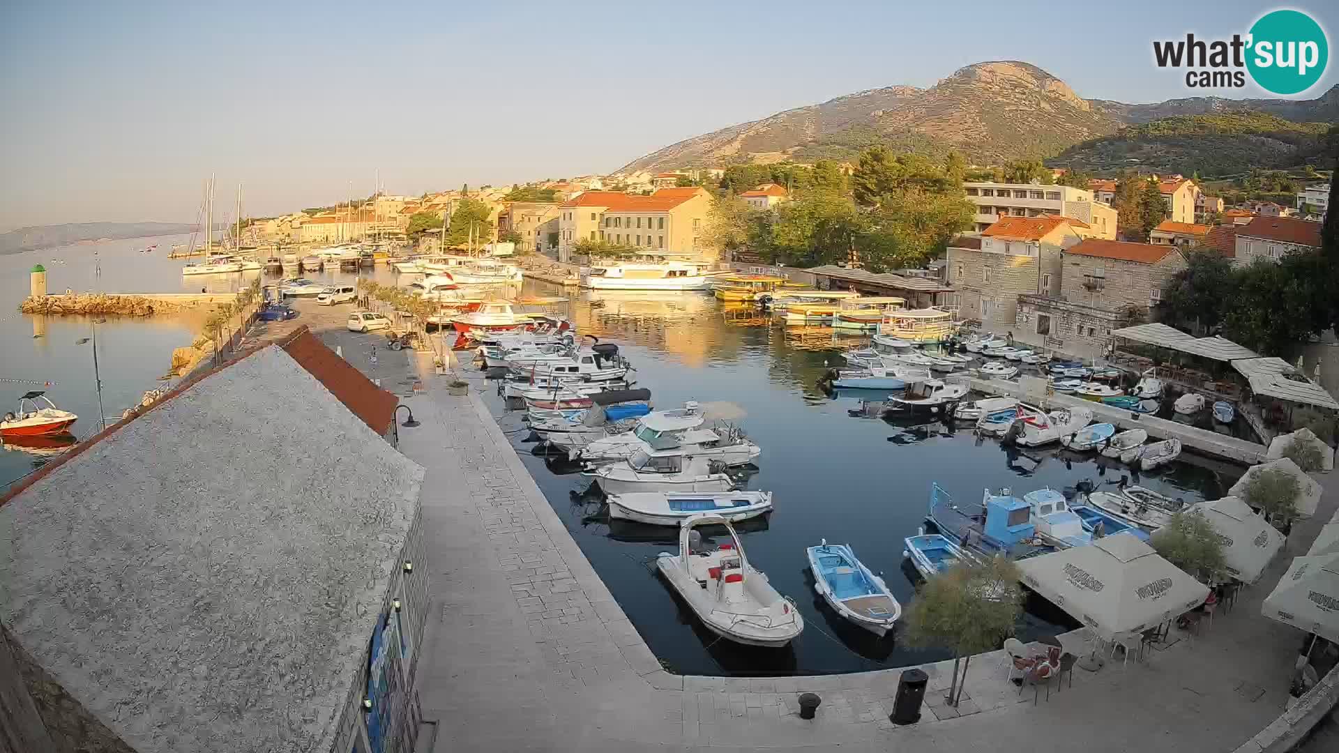 Web kamera Bol Riva – Pogled uživo na luku i marinu