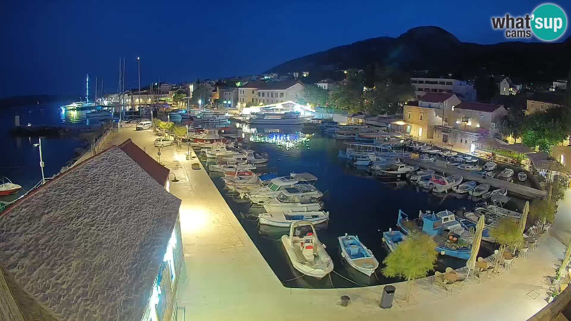 Spletna kamera Bol pristanišče – Pogled v živo na Rivo in marino