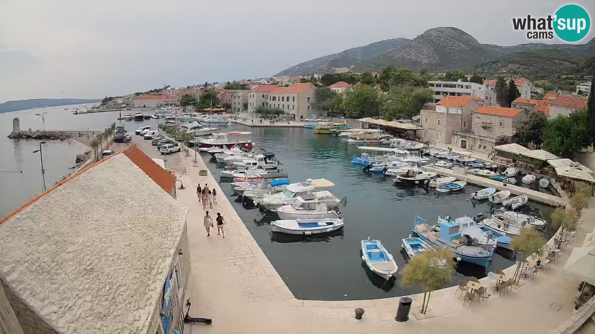 Web kamera Bol Riva – Pogled uživo na luku i marinu