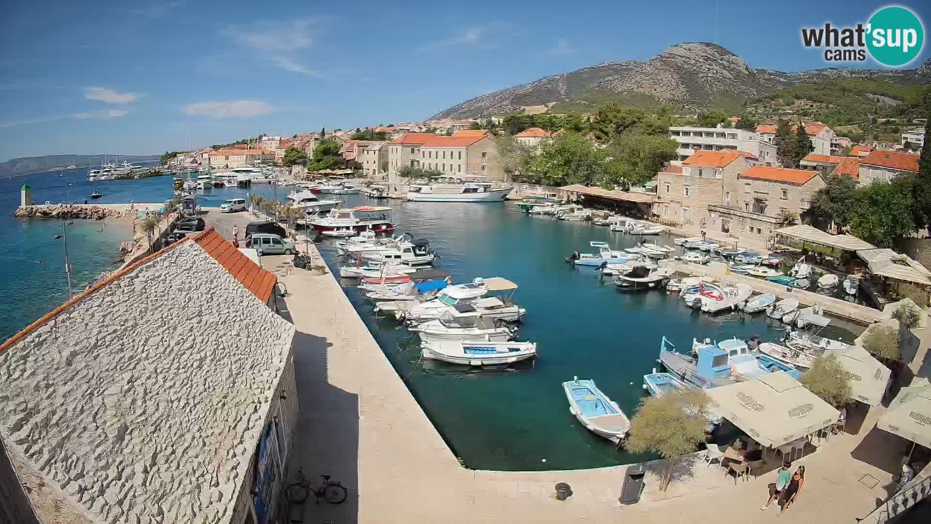 Spletna kamera Bol pristanišče – Pogled v živo na Rivo in marino