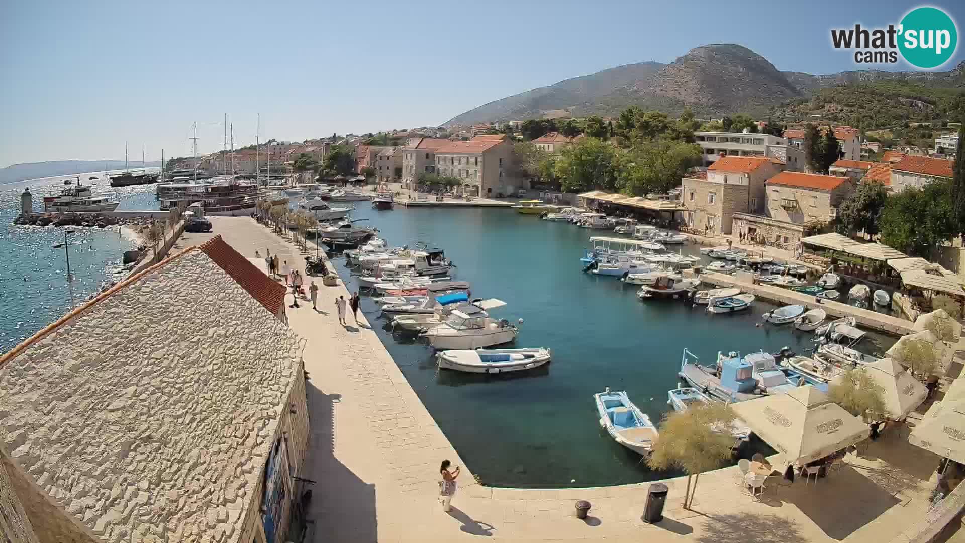 Spletna kamera Bol pristanišče – Pogled v živo na Rivo in marino