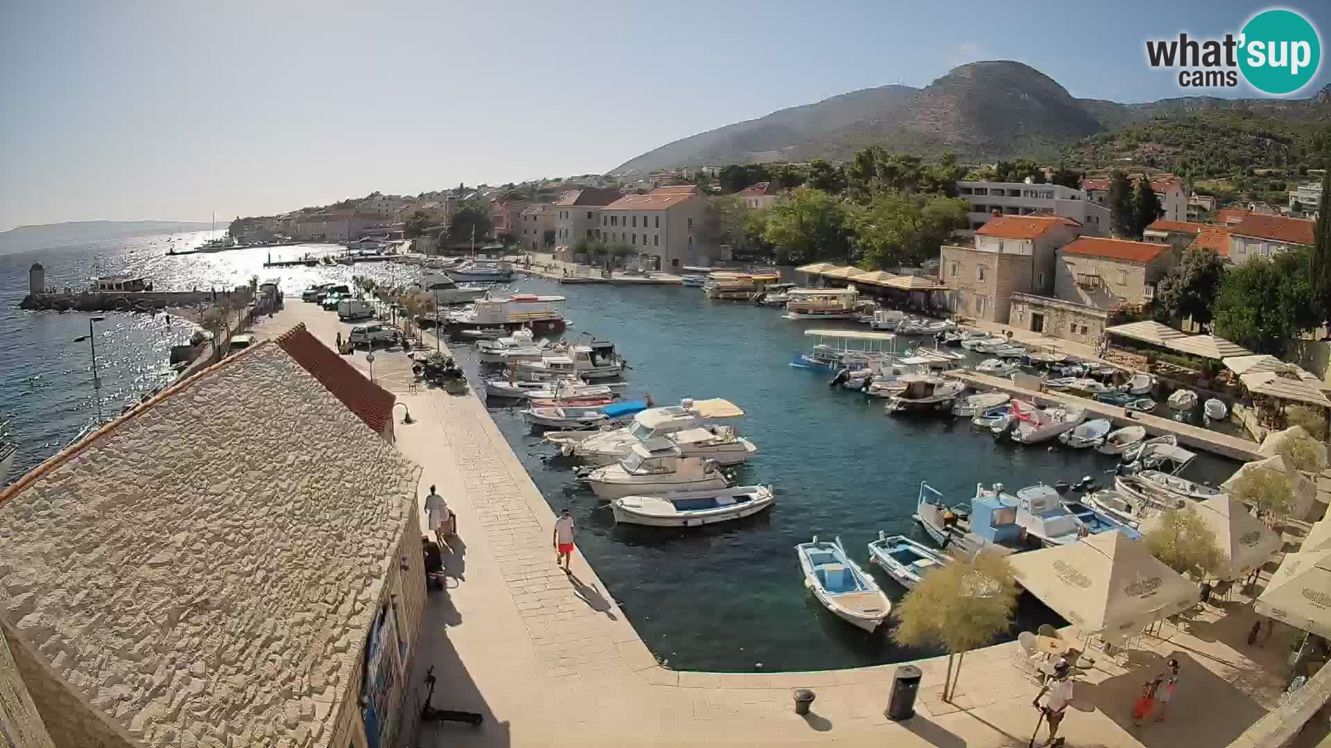 Web kamera Bol Riva – Pogled uživo na luku i marinu
