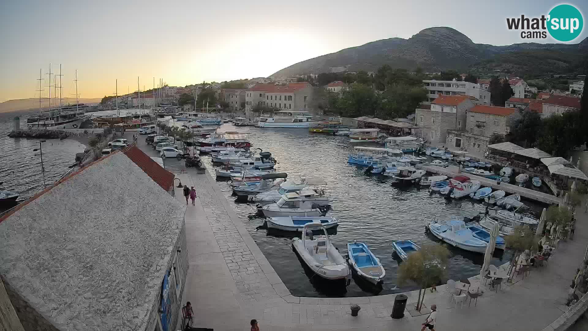Web kamera Bol Riva – Pogled uživo na luku i marinu