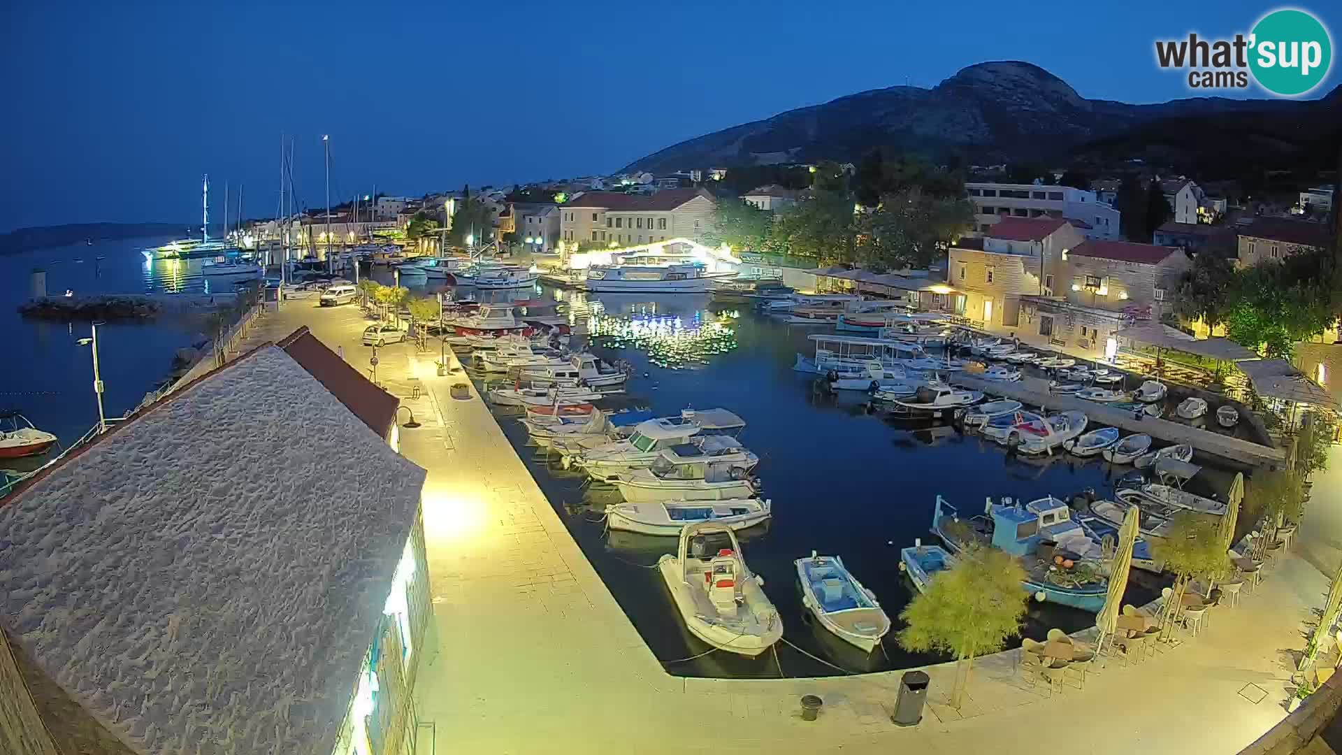 Spletna kamera Bol pristanišče – Pogled v živo na Rivo in marino