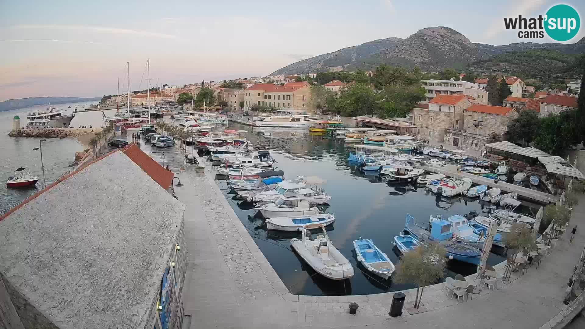 Web kamera Bol Riva – Pogled uživo na luku i marinu