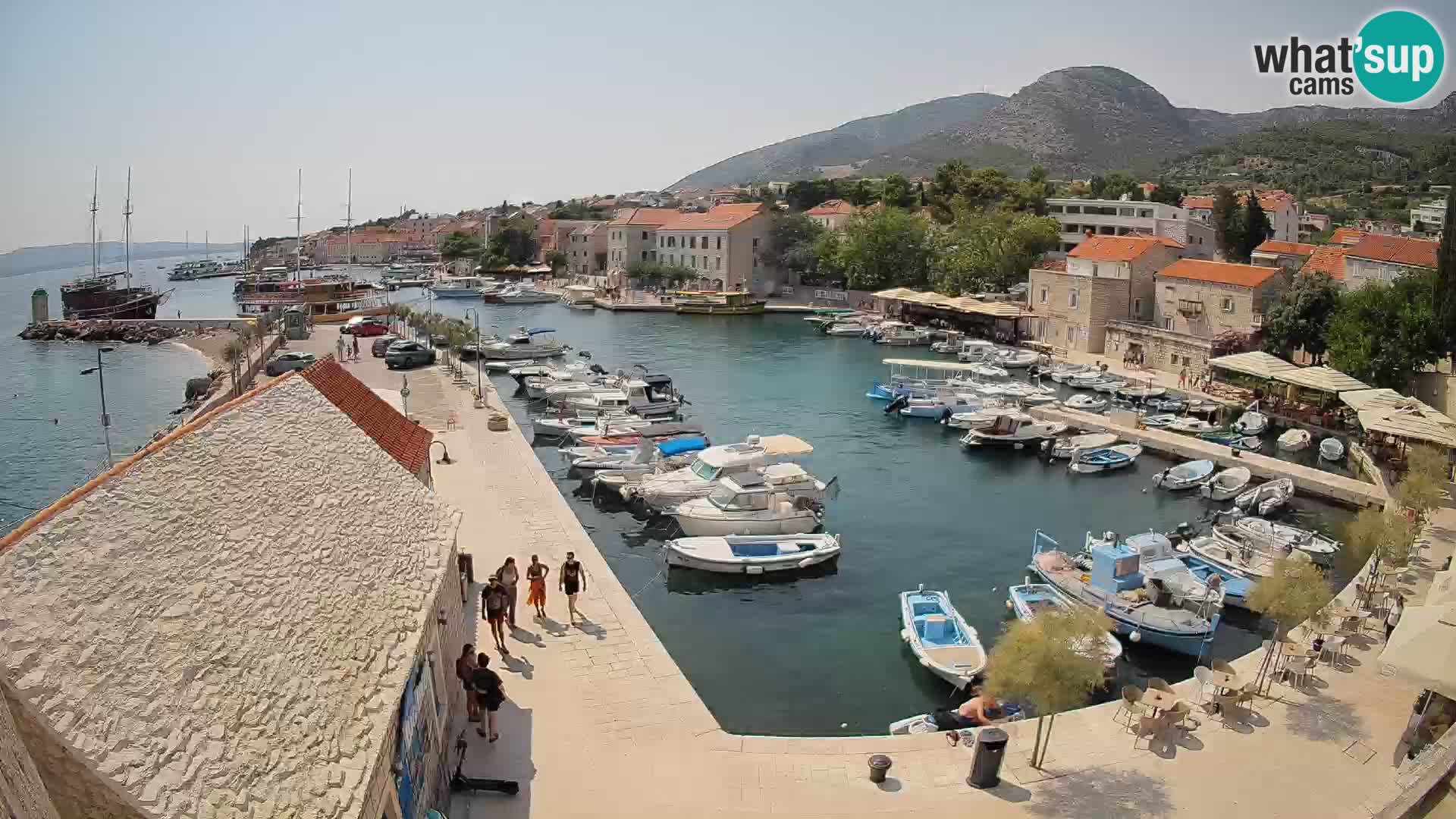 Spletna kamera Bol pristanišče – Pogled v živo na Rivo in marino