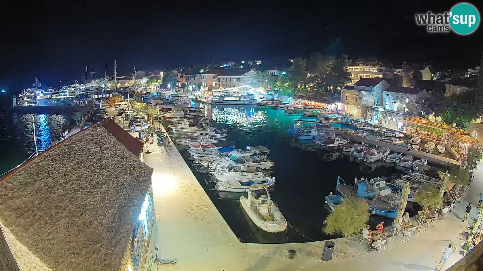 Spletna kamera Bol pristanišče – Pogled v živo na Rivo in marino