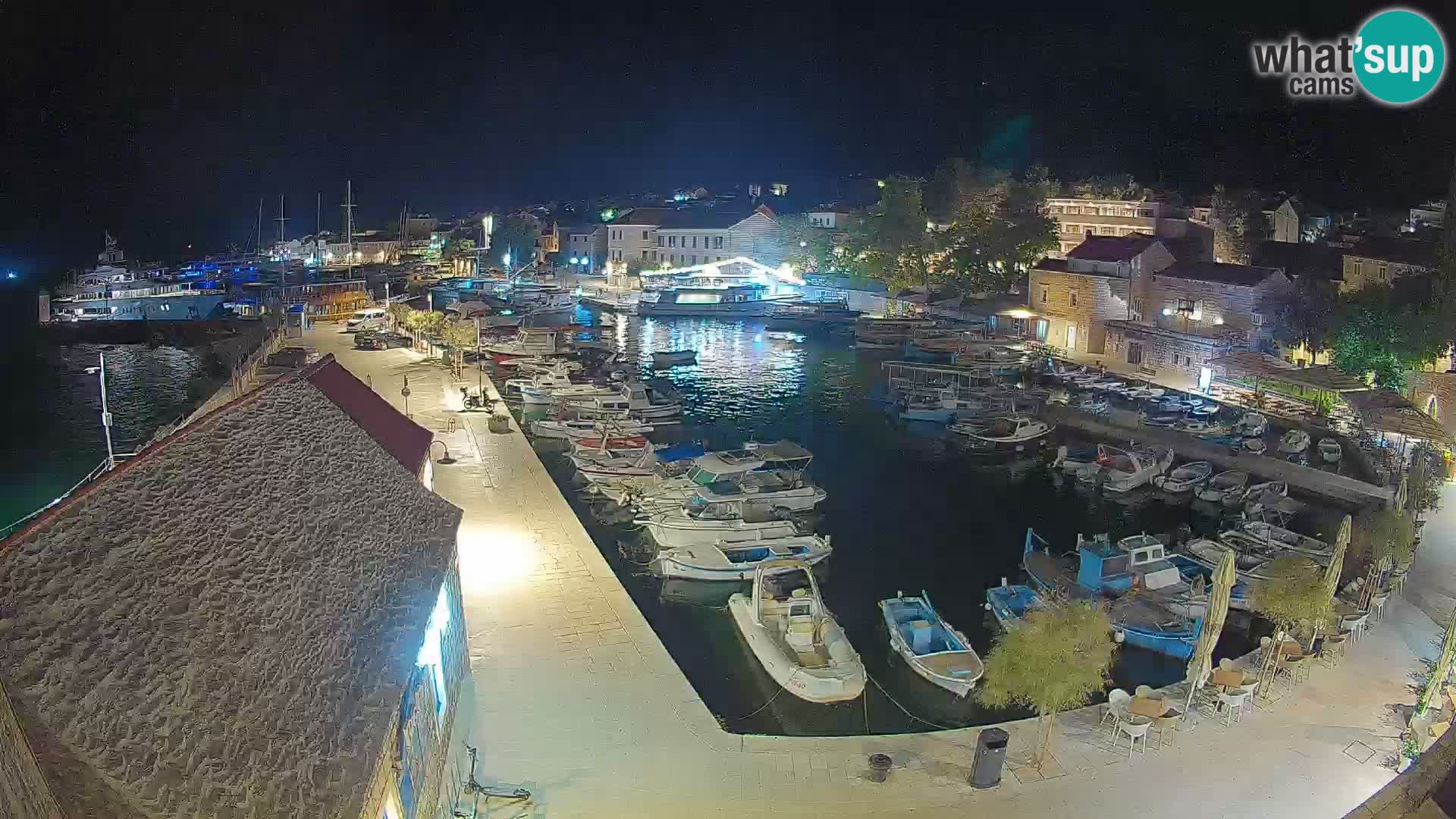 Spletna kamera Bol pristanišče – Pogled v živo na Rivo in marino