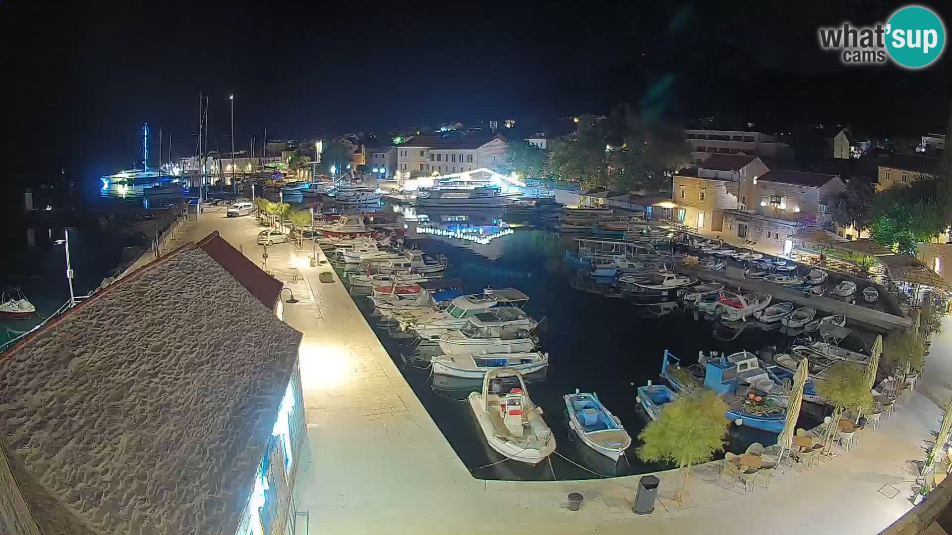 Spletna kamera Bol pristanišče – Pogled v živo na Rivo in marino