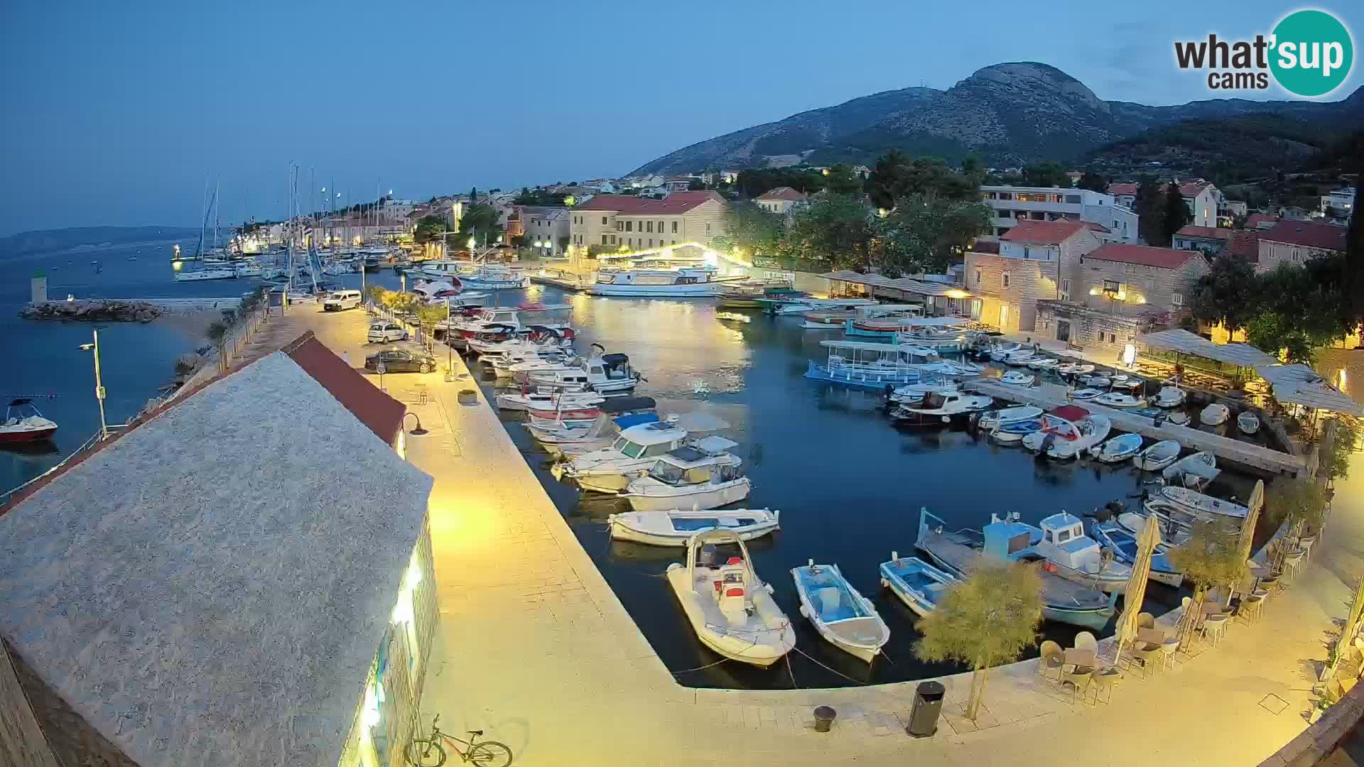 Spletna kamera Bol pristanišče – Pogled v živo na Rivo in marino